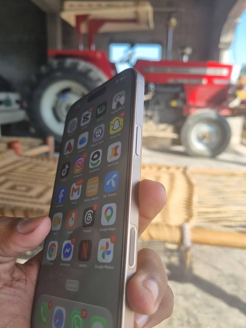 Apple iPhone 16 Pro Max 1