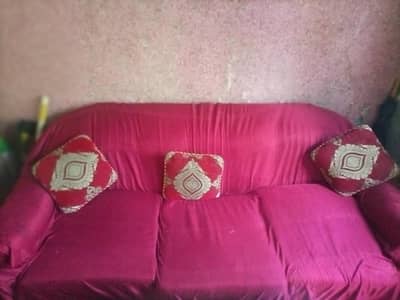 a big size sofa with his 2 medium size sofas