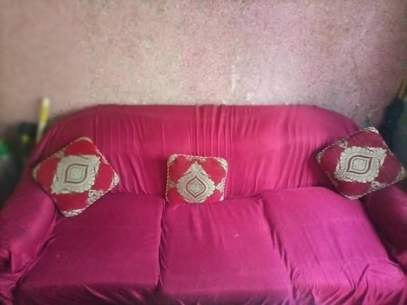 a big size sofa with his 2 medium size sofas 0