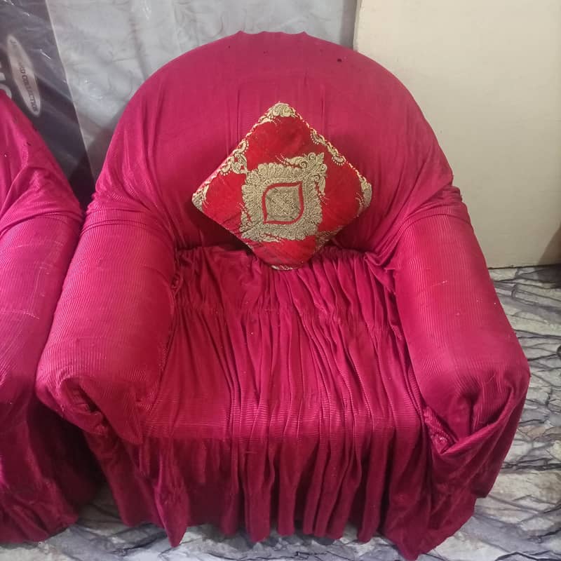 a big size sofa with his 2 medium size sofas 1