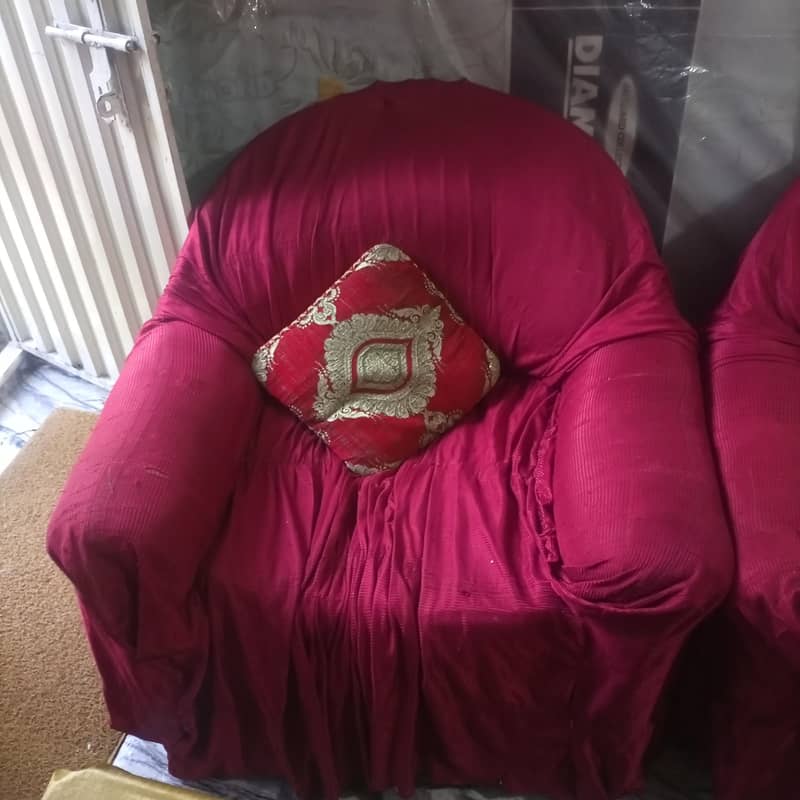 a big size sofa with his 2 medium size sofas 2