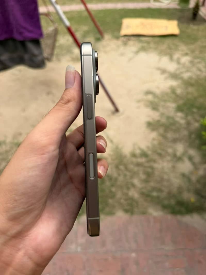 Apple iPhone 16 Pro 2