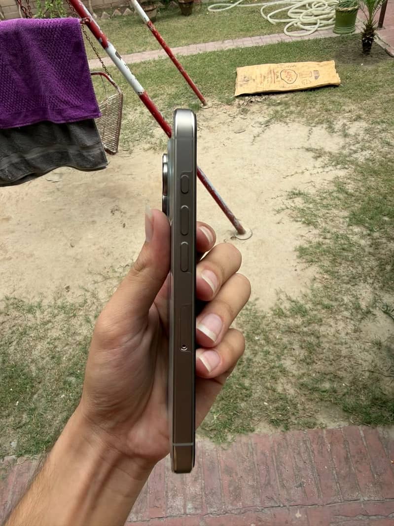 Apple iPhone 16 Pro 3