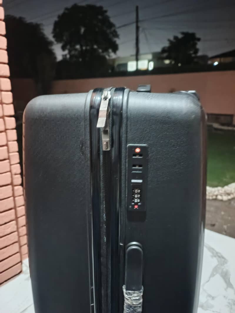 suit cases 0