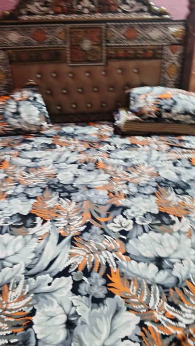 kind bed chinoti designs good condition without matress