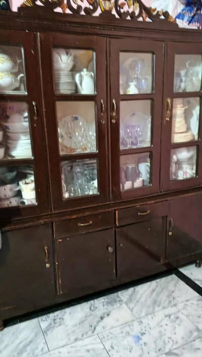 solid wodden crockery  showcase  good condition 4door with glasses l