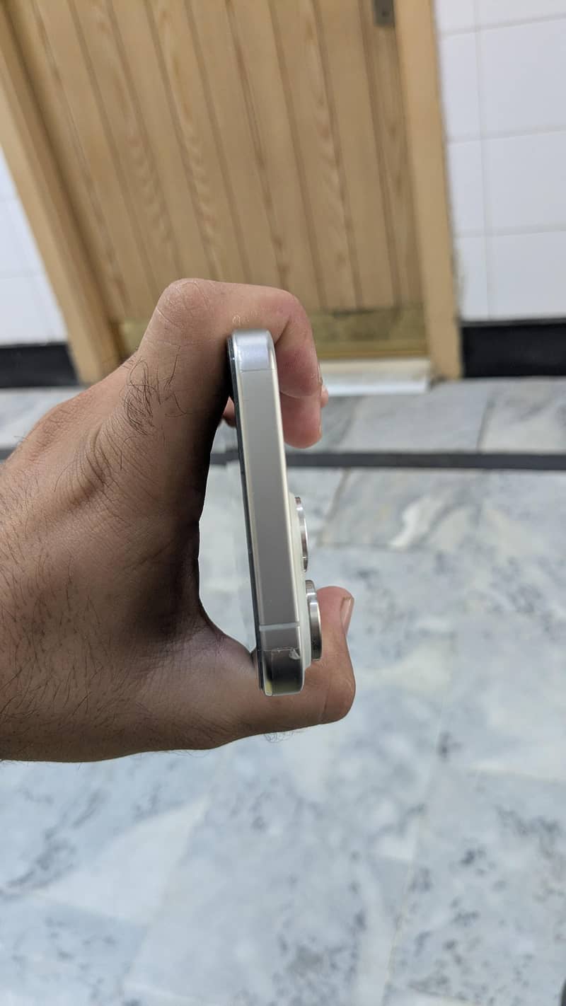 Apple iPhone 15 Pro Max 4