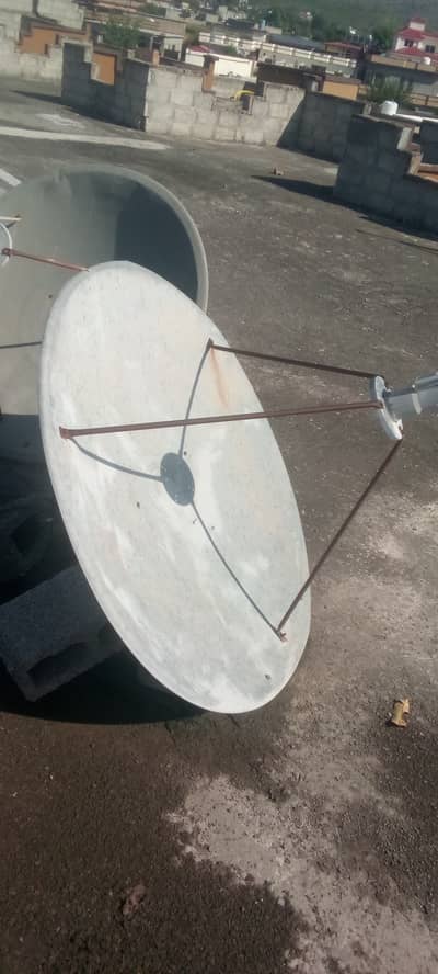 4 feet Dish Antenna for sale in just 2500