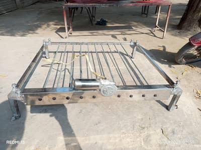 تصویر ایک خودکار گرلنگ یا باربی کیو (BBQ) مشین کا