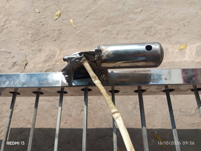 تصویر ایک خودکار گرلنگ یا باربی کیو (BBQ) مشین کا 1