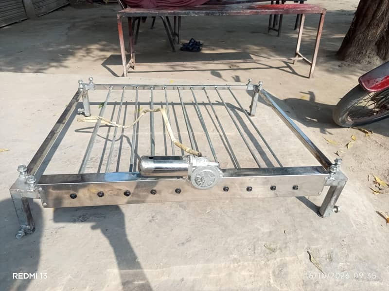 تصویر ایک خودکار گرلنگ یا باربی کیو (BBQ) مشین کا 2
