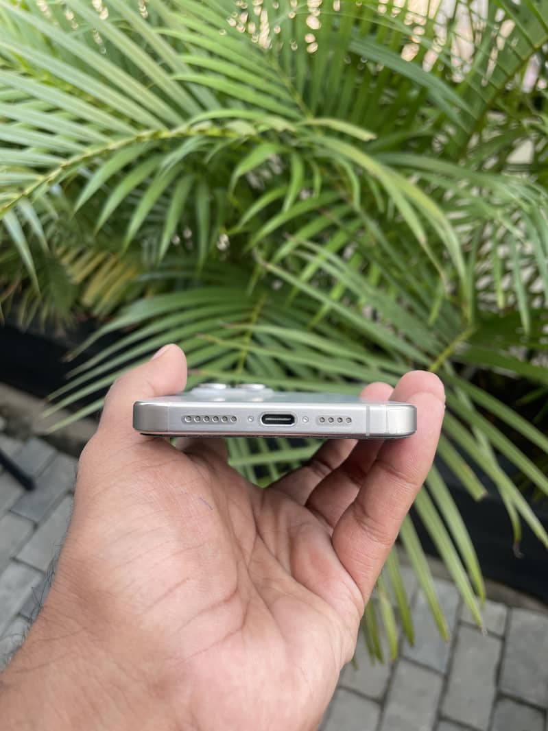 Apple iPhone 15 Pro Max 6