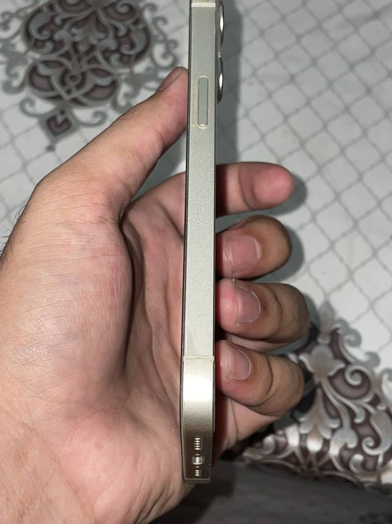 Apple iPhone 13 4