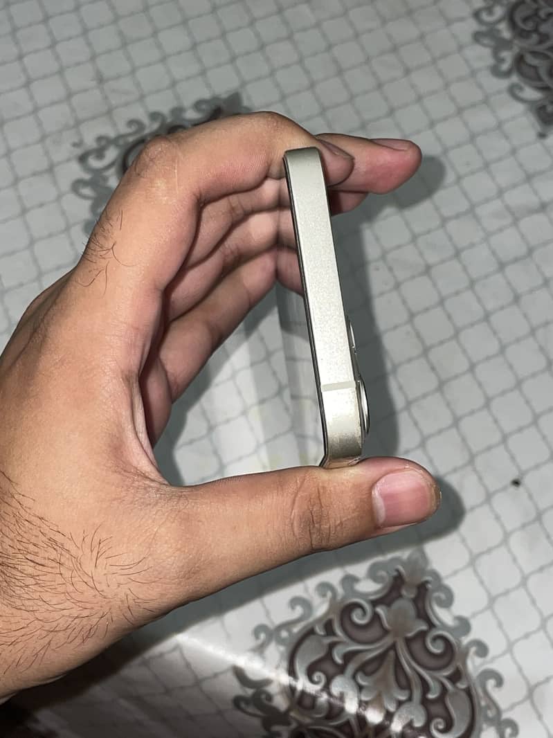 Apple iPhone 13 5