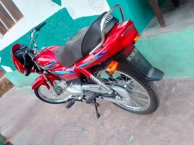 United 100 cc 2026