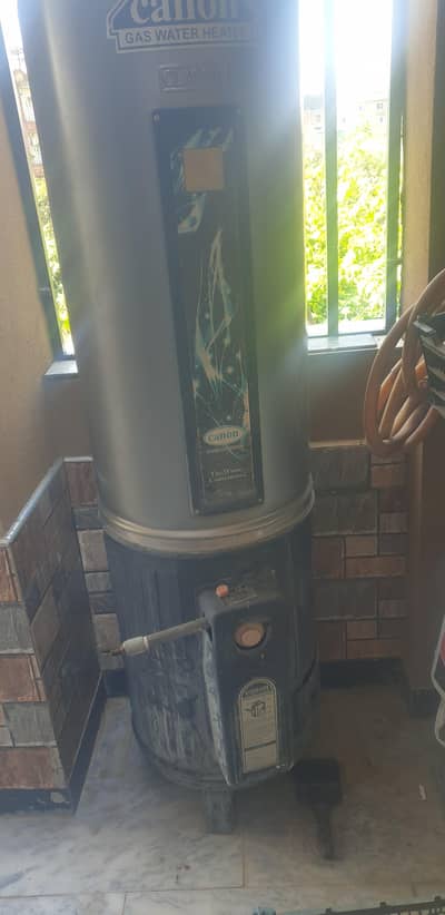 Gas water geyser