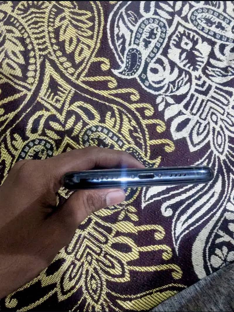 Apple iPhone 11 Pro Max 4
