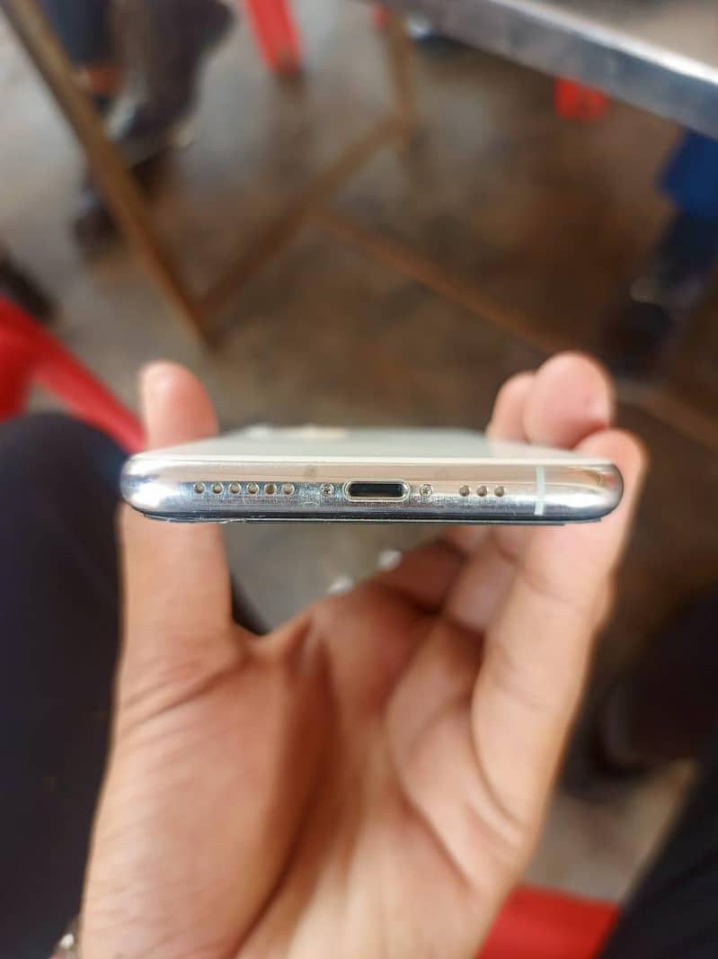 Apple iPhone 11 Pro 4