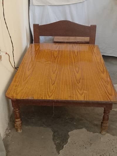 Janmaz Bray Frokht Achi Halat Ma Hai Mazbot Purani Lakri Ka Bana Huwa