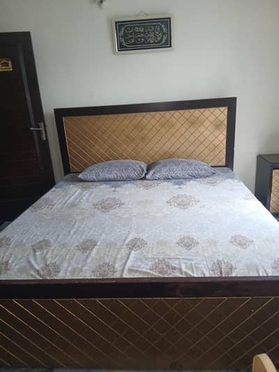 bed two side tabe