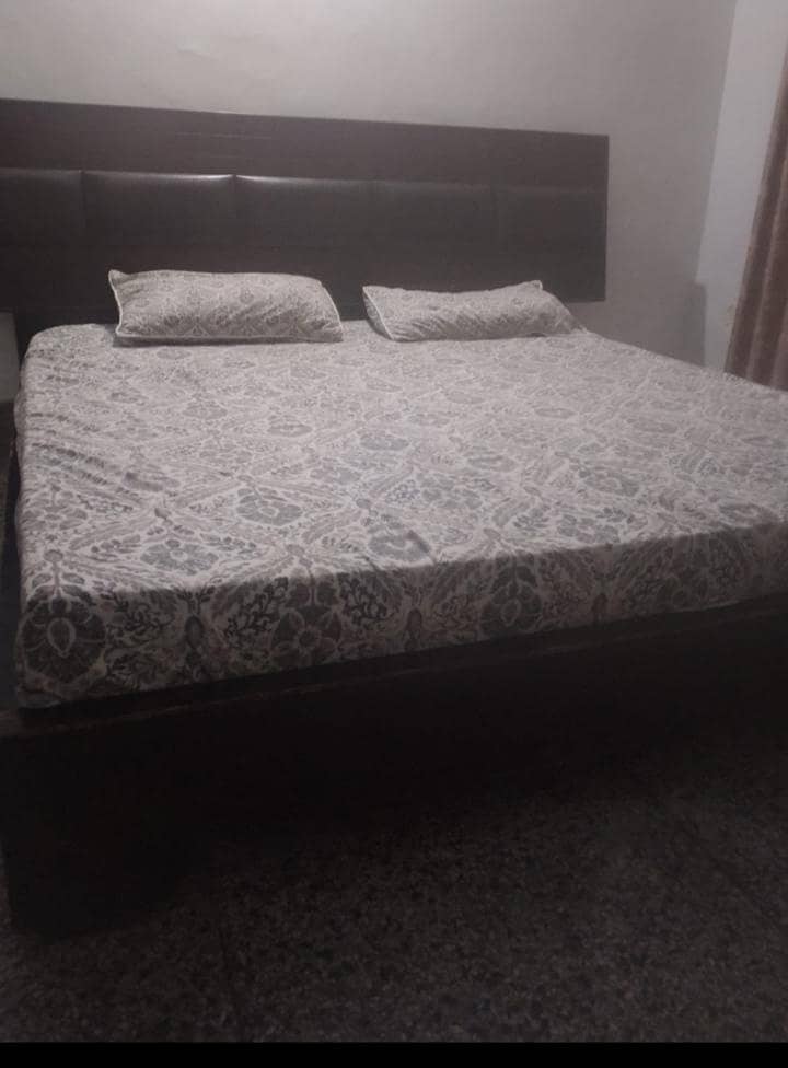 king size bed 0