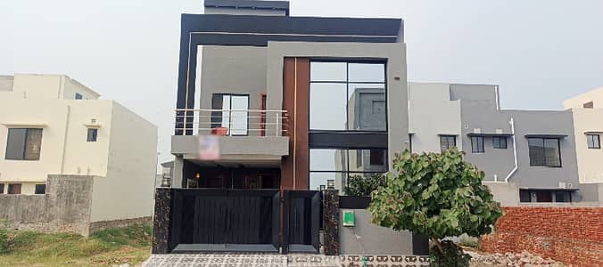 Prime Location In Bahria Nasheman - Iris 5 Marla House For sale