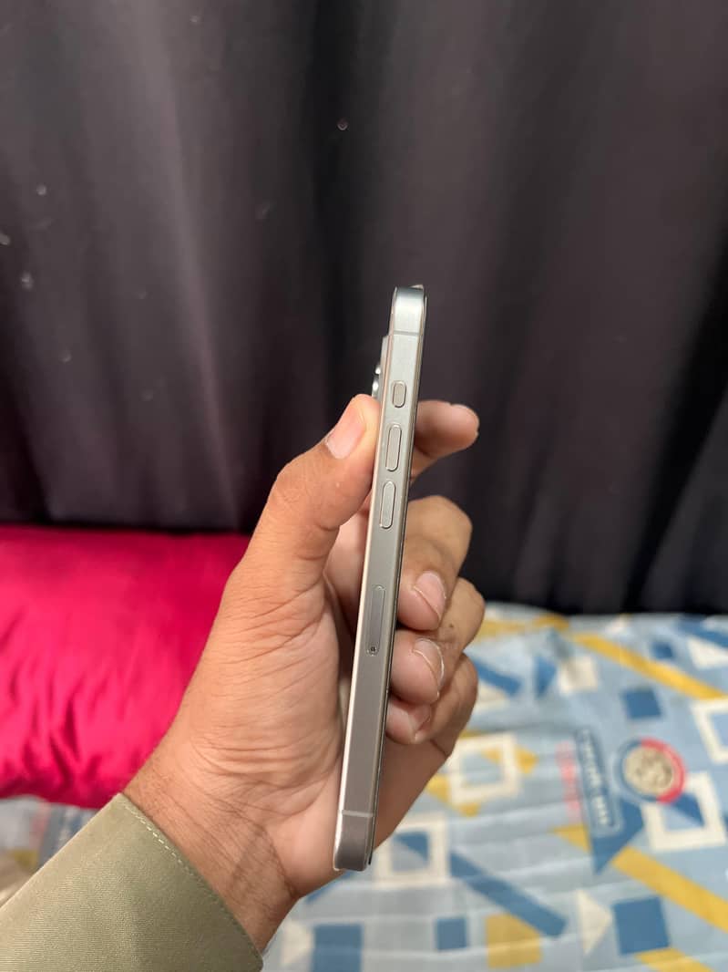 Apple iPhone 15 Pro 4