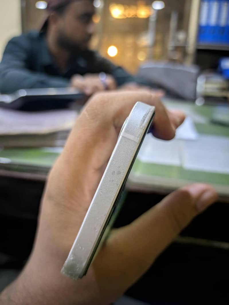 Apple iPhone 12 4