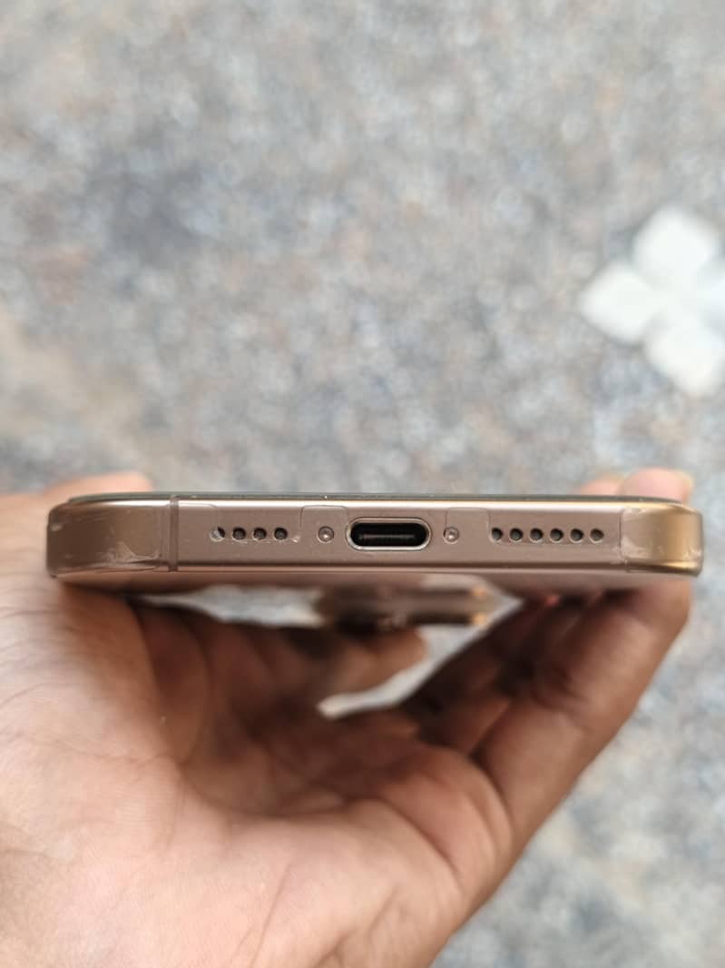 Apple iPhone 16 Pro Max 4