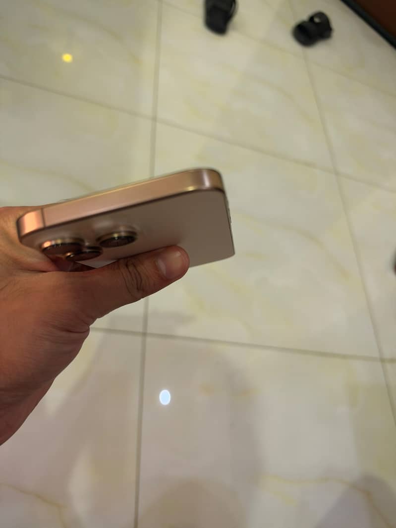 Apple iPhone 16 Pro Max 2