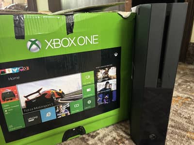 Xbox one 500 gb almost brand new with 1 original controller and 2 wos