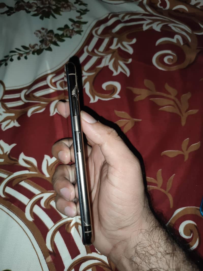 Apple iPhone XS Max 7