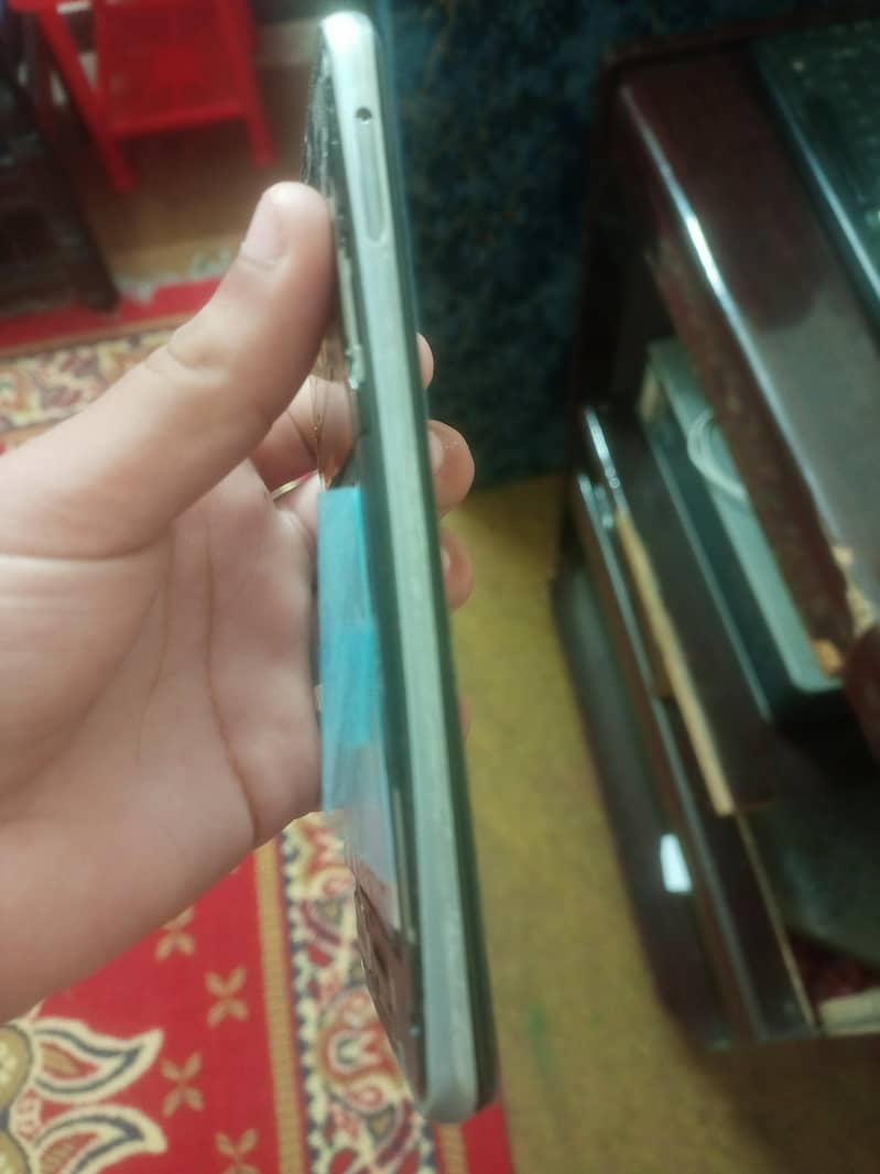 Sharp Aquos R2 4/64 Broken 4