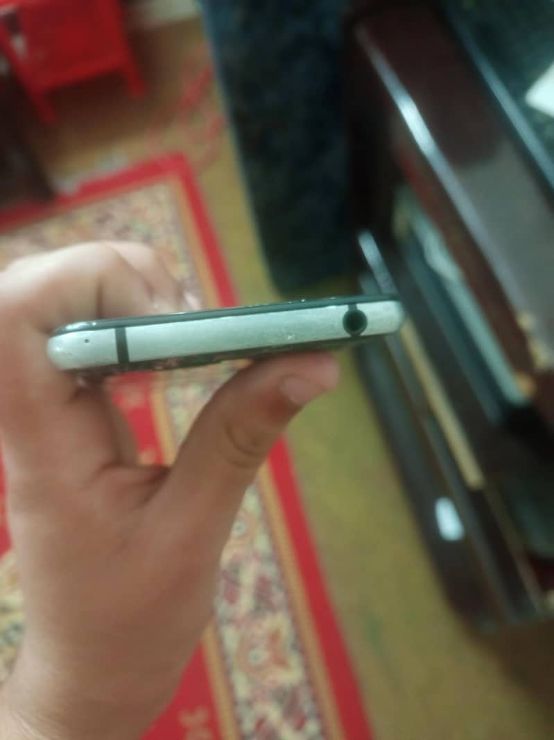 Sharp Aquos R2 4/64 Broken 5