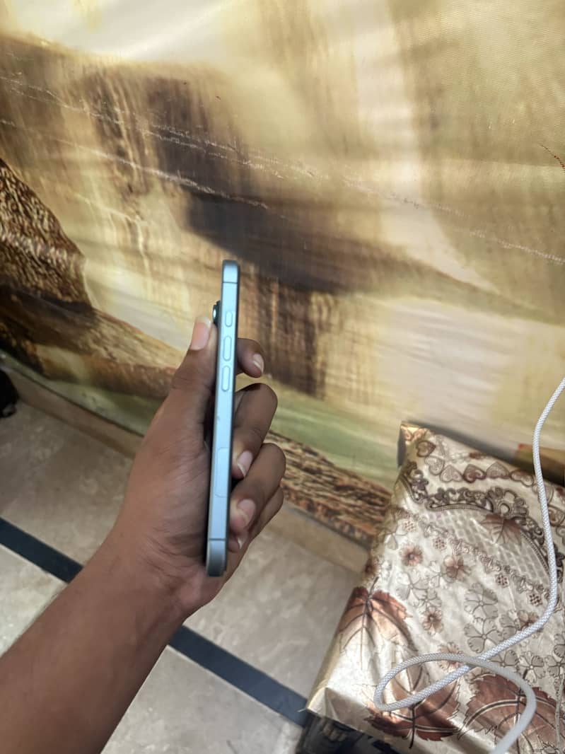 Apple iPhone 16 2