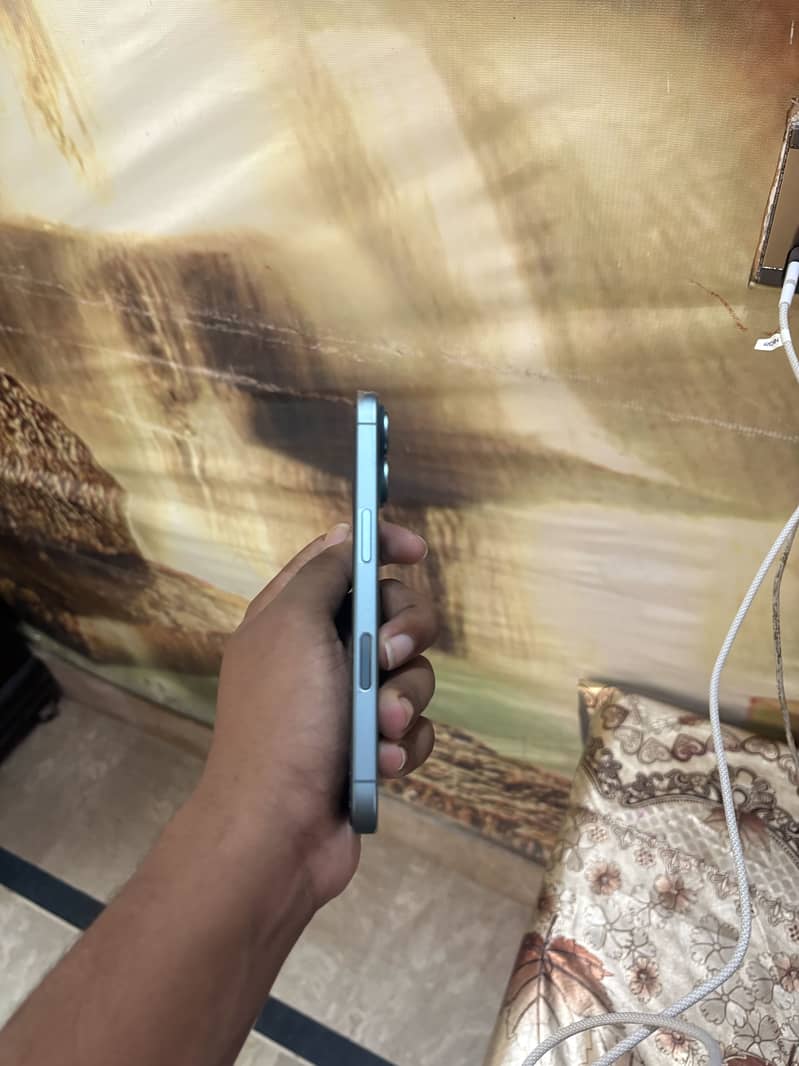 Apple iPhone 16 4