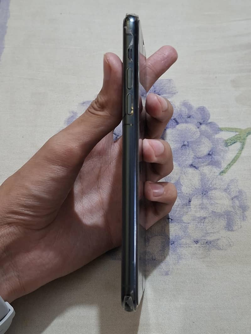 Apple iPhone 11 Pro Max 4