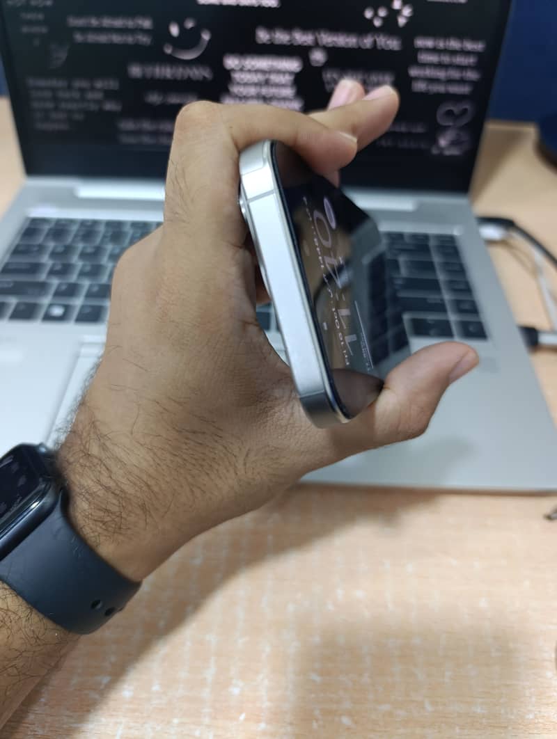 Apple iPhone 15 Pro 4