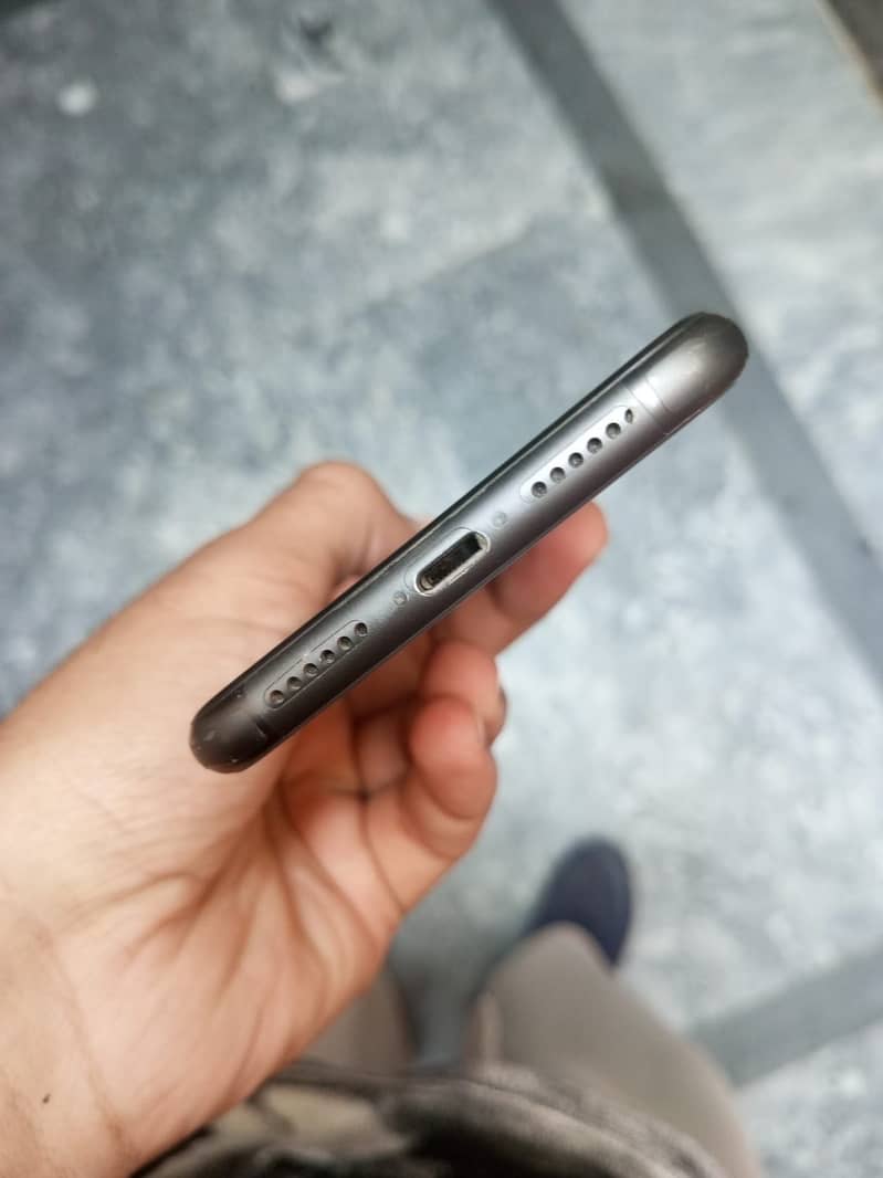 iPhone 11 4