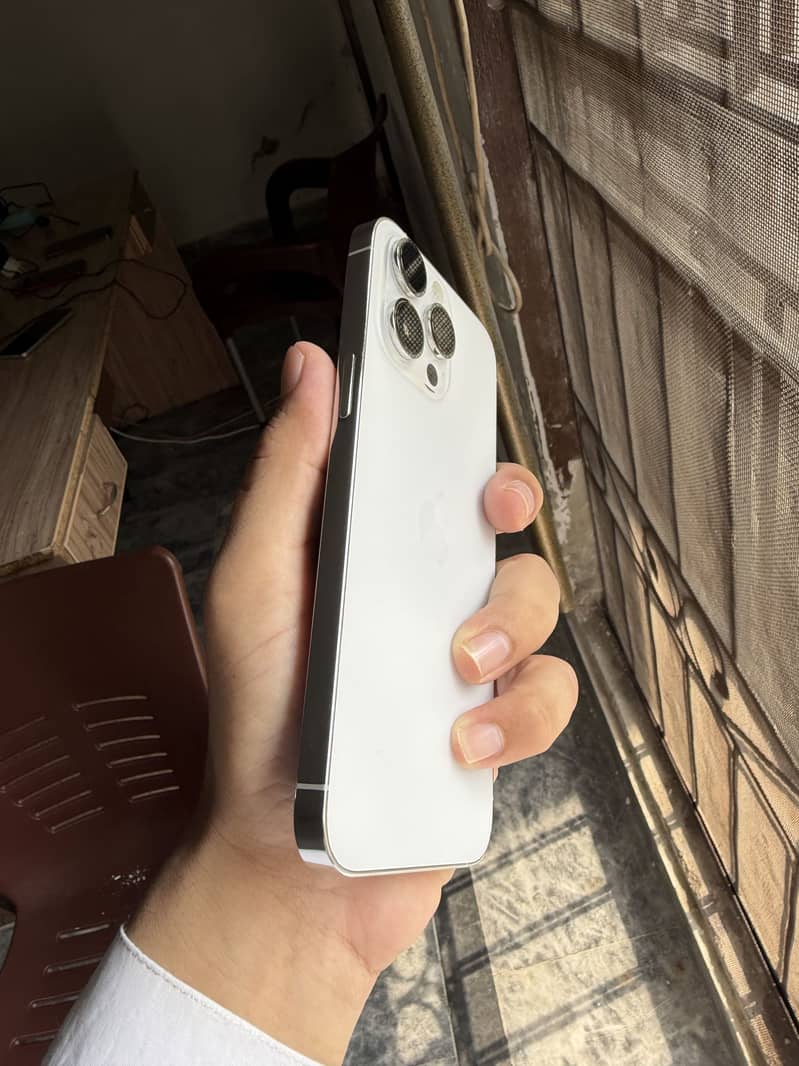 Apple iPhone 14 Pro Max 4