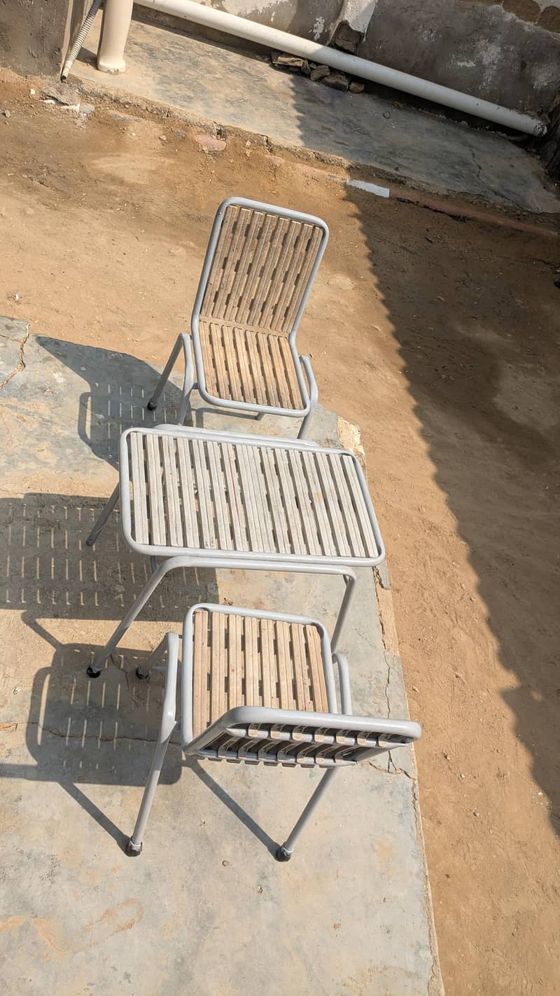 امپورٹڈ فرنیچر برائے فروخت  2 کرسیاں اور 1 ٹیبل 0