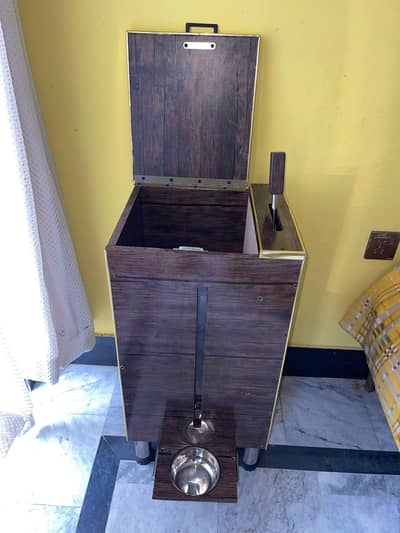 Cat food dispenser
