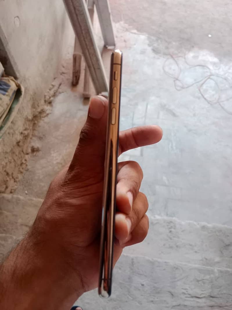 Apple iPhone XS Max 3