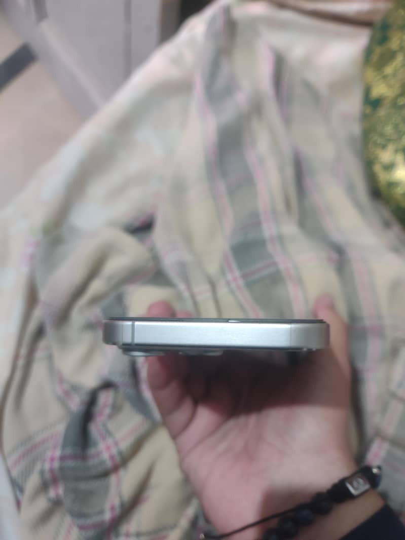Apple iPhone 15 Pro Max 2