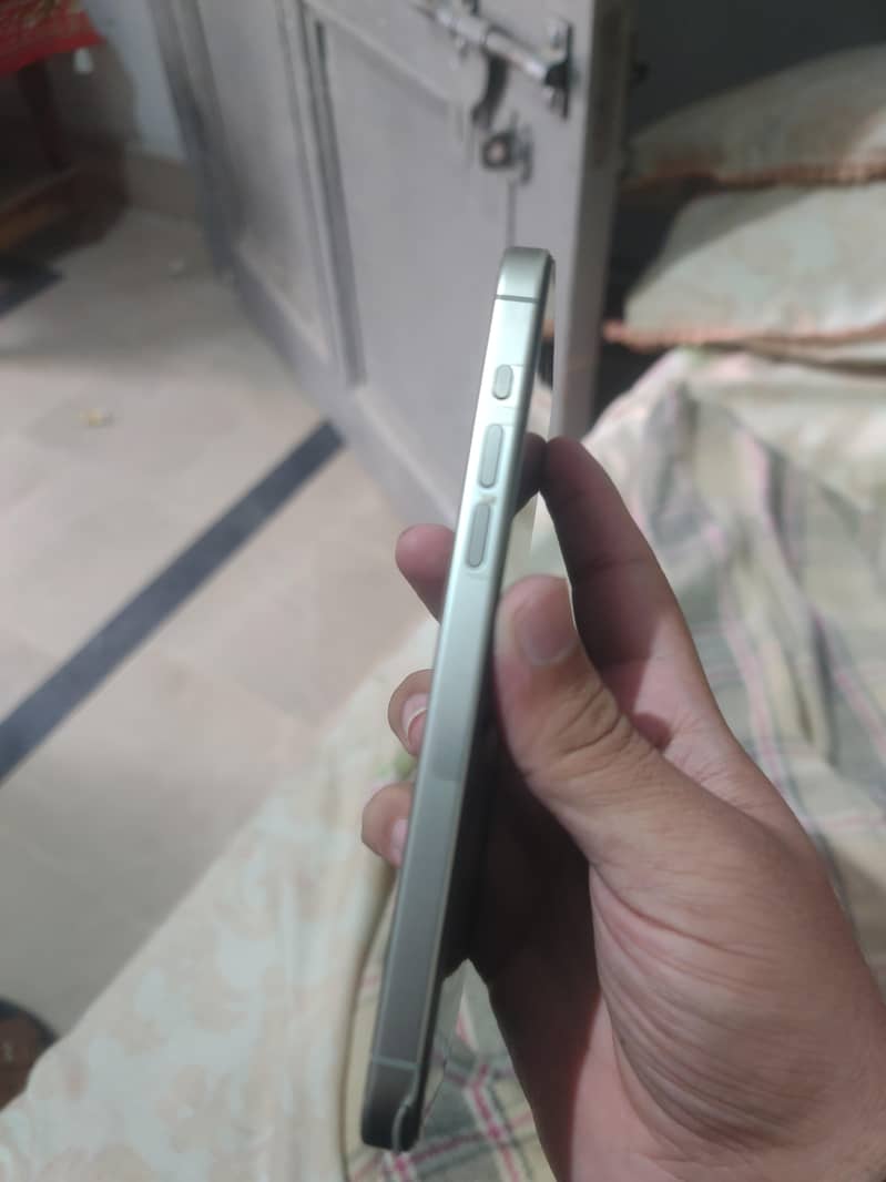Apple iPhone 15 Pro Max 4