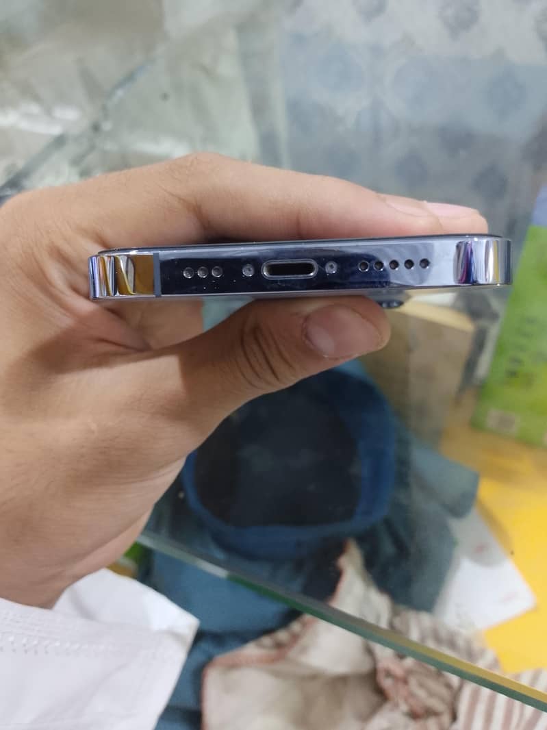 Apple iPhone 13 5