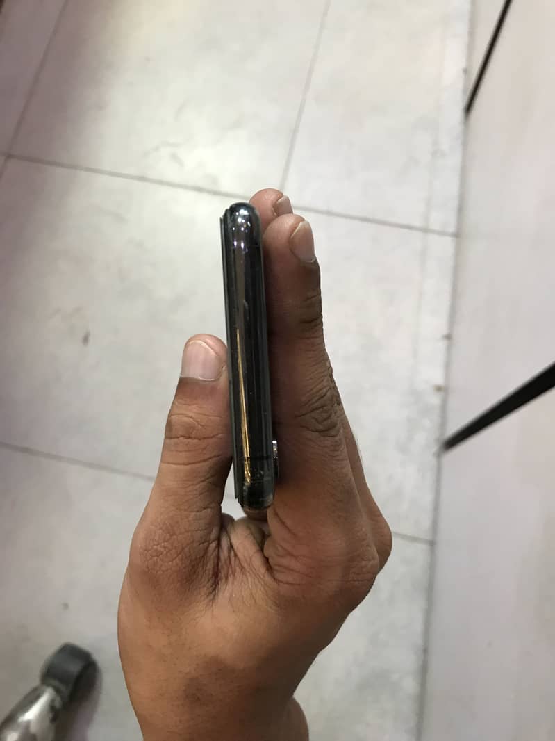 Apple iPhone XS 1