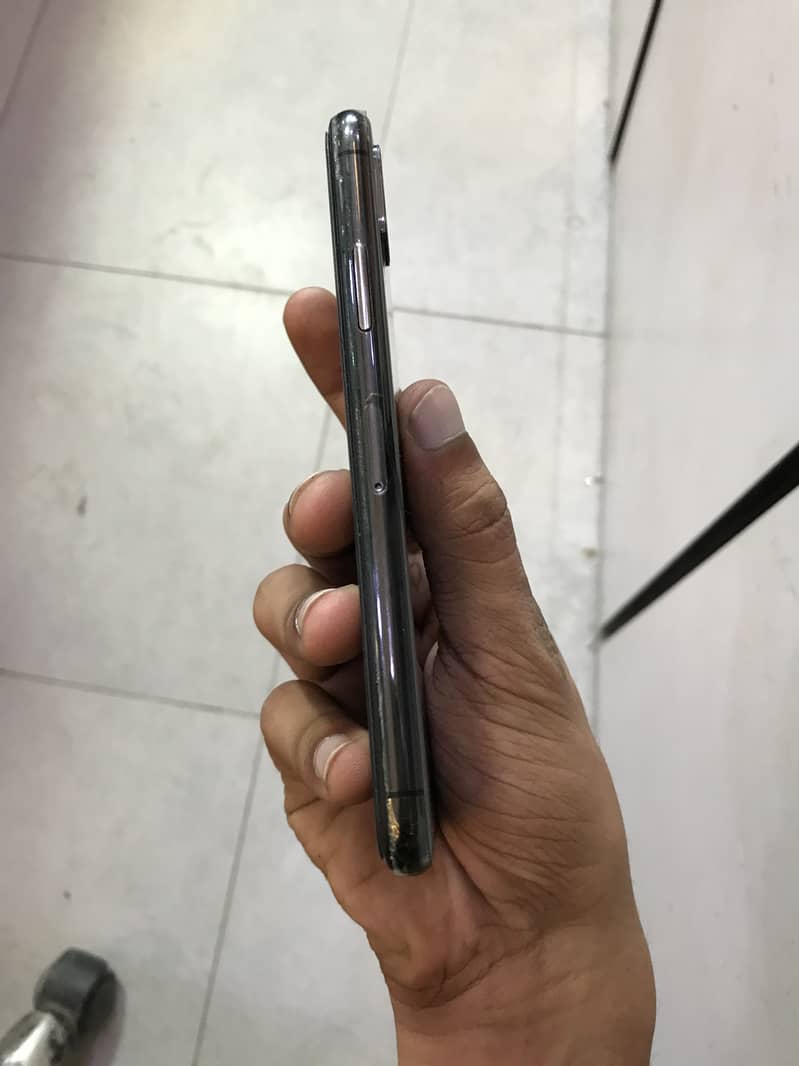 Apple iPhone XS 5