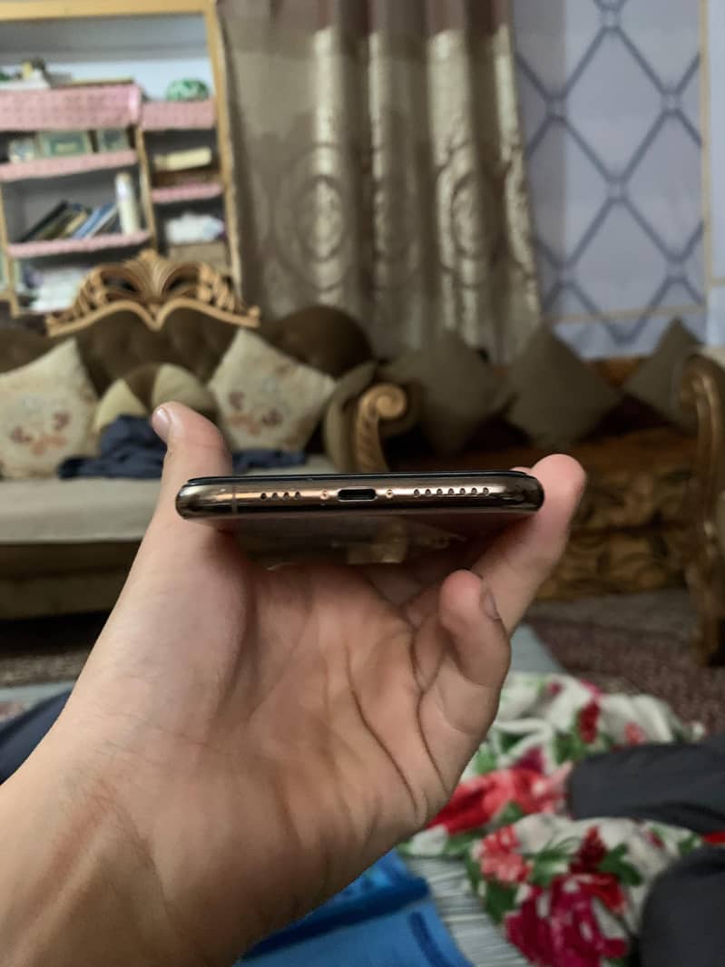 Apple iPhone XS Max 3