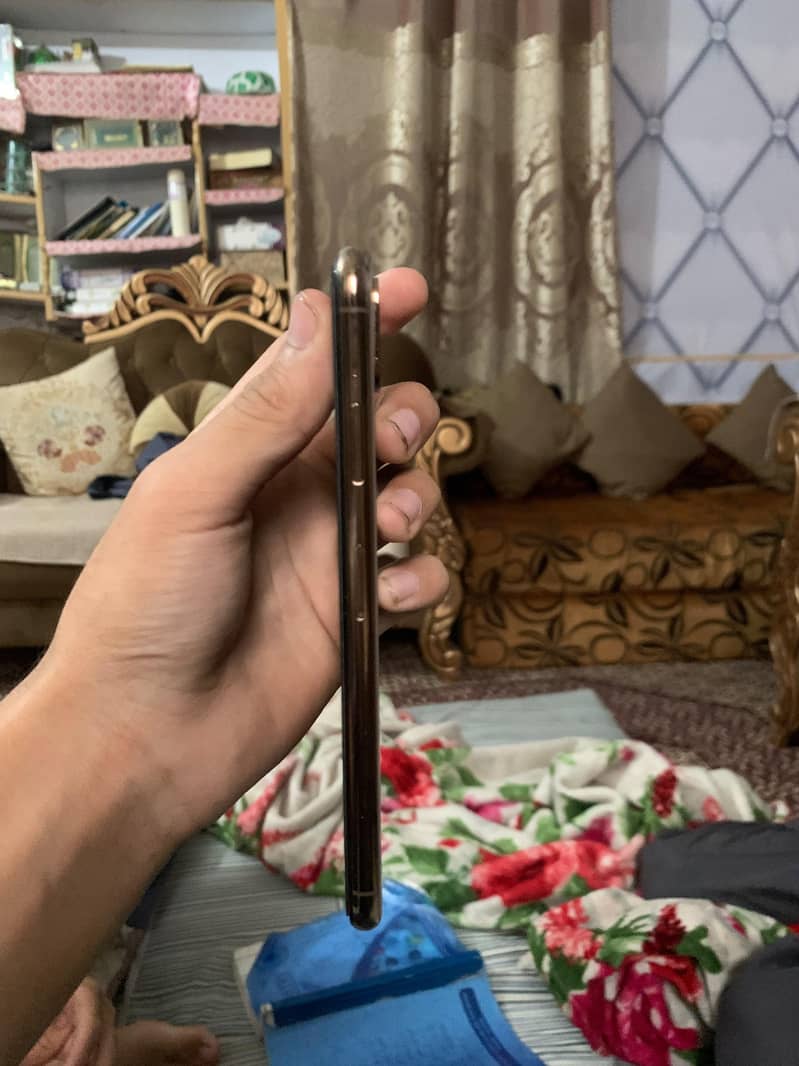 Apple iPhone XS Max 4